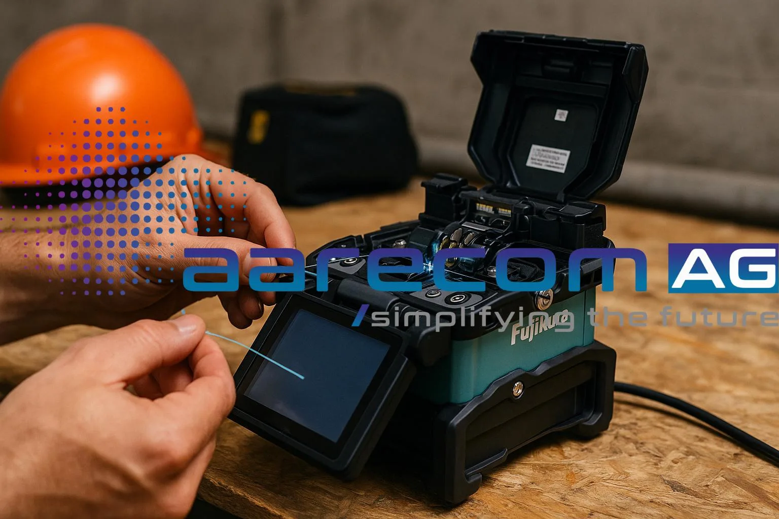 Aarecom Techniker beim Spleissen einer Glasfaser mit modernem Spleissgerät